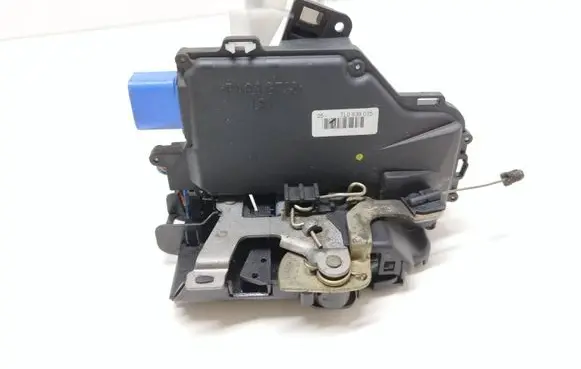 Volkswagen Golf V Rear door lock 7L0839015