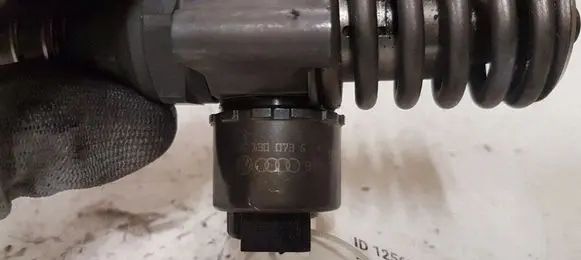 Volkswagen Golf V Fuel injector 03G130073G