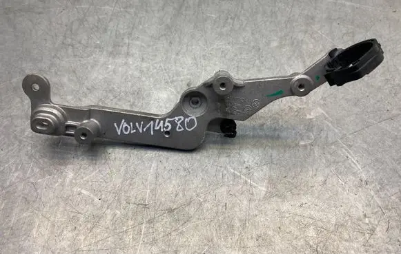 Engine mounting bracket