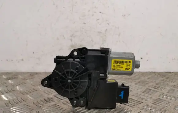 Hyundai Santa Fe Front door window regulator motor 824602W020