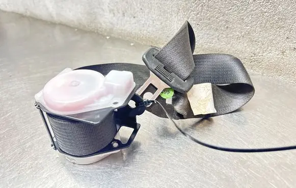 Opel Insignia A Middle seatbelt (rear) 13267143 M200 23102009