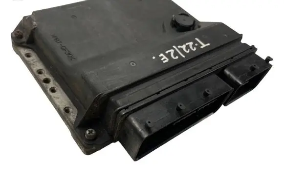 Toyota Avensis T270 Engine control unit/module 8966105L10 MB2755006940