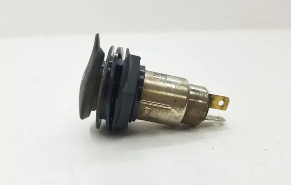 Volkswagen PASSAT B5 12 V Socket (rear) 3B0925071 CP47W15IT