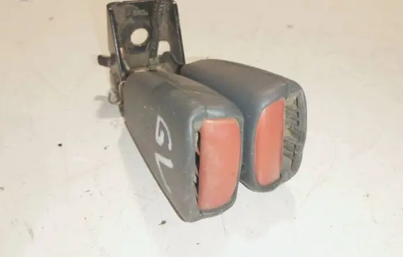 Volvo XC70 Middle seatbelt buckle (rear) 