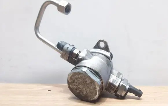 Skoda Fabia Mk2 (5J) Fuel injection high pressure pump 03C127026M