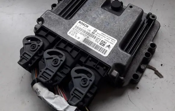 Citroen C4 I Engine control unit/module 0281012980
