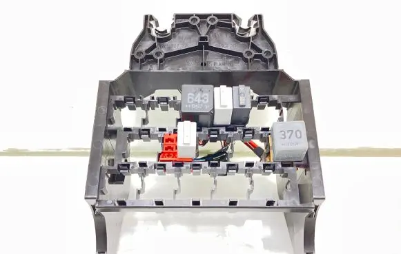 Volkswagen Cross Polo Fuse module 6R0907371 8K0951253 8D0951253