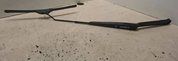 Nissan X-Trail T30 Front wiper blade arm B46LA