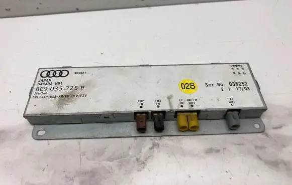 Audi A4 S4 B6 8E 8H Aerial antenna amplifier 8E9035225P