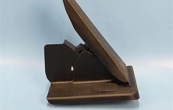 Accelerator throttle pedal