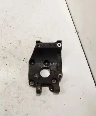 Engine mounting bracket