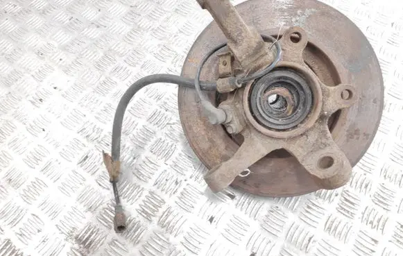 Nissan Pathfinder R50 Front wheel hub spindle knuckle