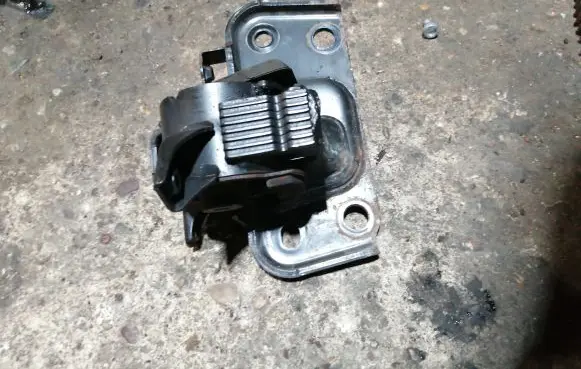 Toyota Avensis T270 Engine mount bracket