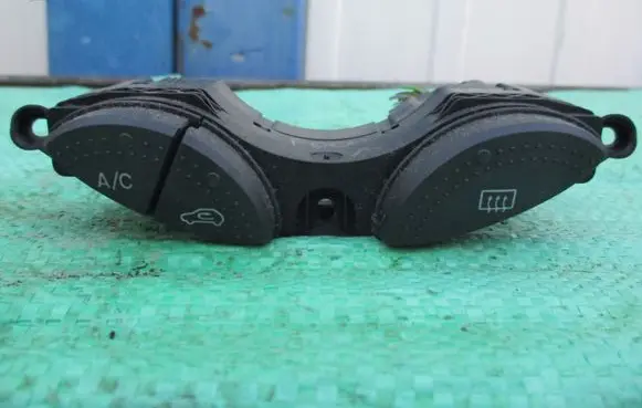 Ford Focus Windscreen/window heater switch 98AG19A945BF