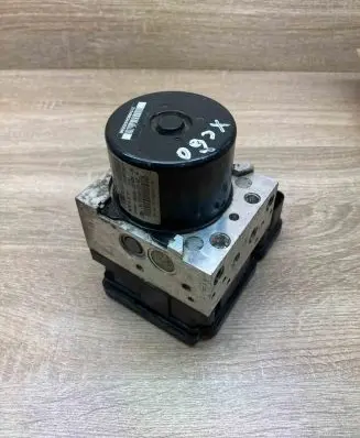 Volvo V70 ABS Pump 30681619 P30681619