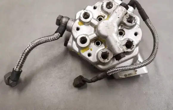 Audi 100 200 5000 C3 Fuel distributor 0438101029