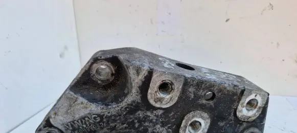 Volkswagen PASSAT B6 Engine mounting bracket 1k0199117