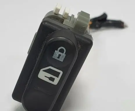 Nissan Primera Central locking switch button 28082-01