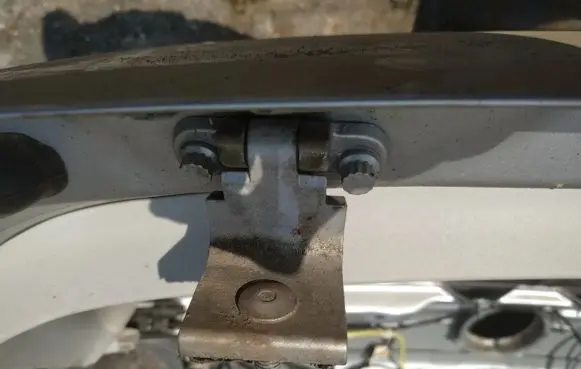 Volkswagen Golf V Tailgate/trunk/boot hinge