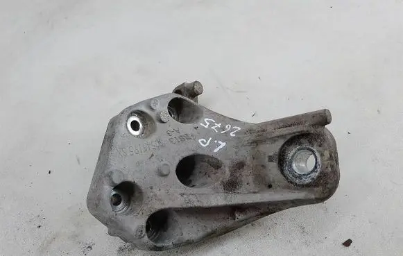 Engine mounting bracket