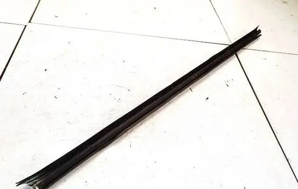 Seat Leon (1P) Front door glass trim molding 1P08379471