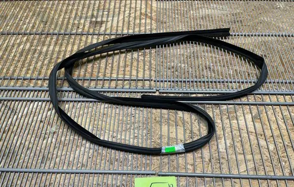 Mercedes-Benz G W461 W463 1st Gen Rubber seal front door window/glass A4607250625 4607250625