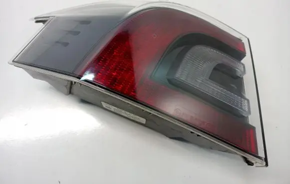 Tesla Model S Rear/tail lights 1047178-00-B
