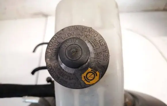 Brake fluid reservoir