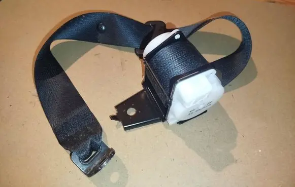 Mazda 3 II Rear seatbelt 0438090 0302032011
