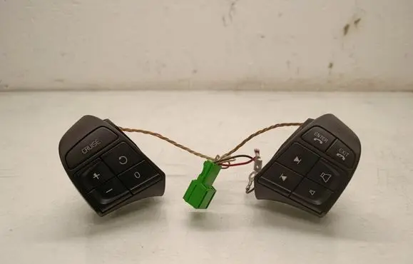 Volvo V50 Steering wheel buttons/switches 