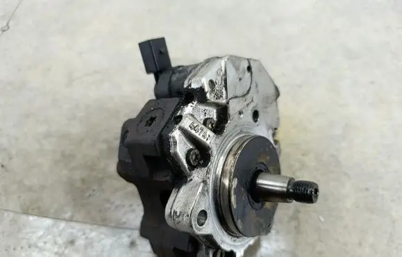 BMW 1 E81 E87 Fuel injection high pressure pump 7788670