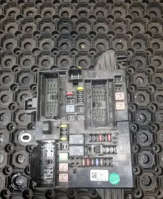 Opel Insignia A Fuse module 13277319 16092917808