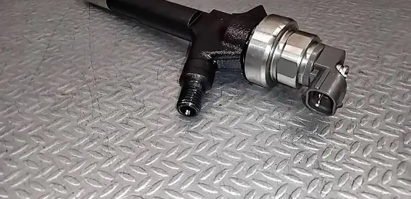 Opel Meriva B Fuel injector 55567729