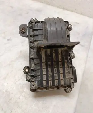 Mazda 323 Air filter box B6S7