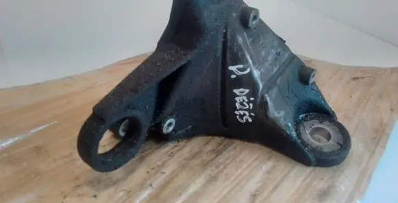 Volkswagen PASSAT B5 Engine mounting bracket 8D0399114S