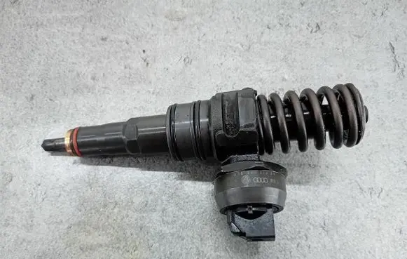 Volkswagen Golf V Fuel injector 038130073BN
