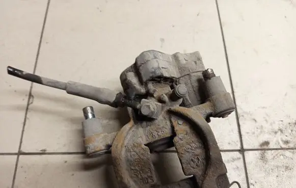 Volkswagen Golf VII Rear brake caliper 
