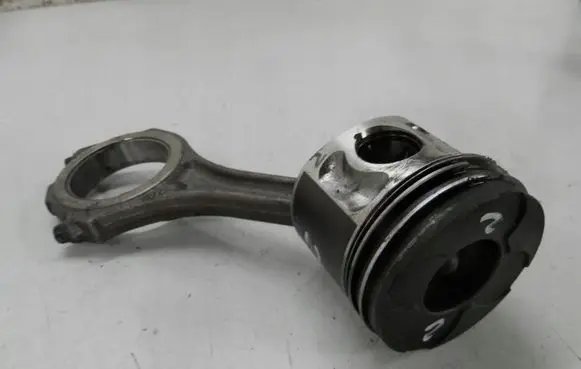 Volkswagen PASSAT B5.5 Piston 