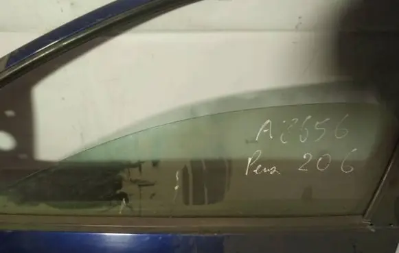 Peugeot 206 Front door window glass four-door as2