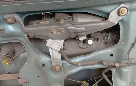 Nissan Almera N16 Rear window wiper motor 404599