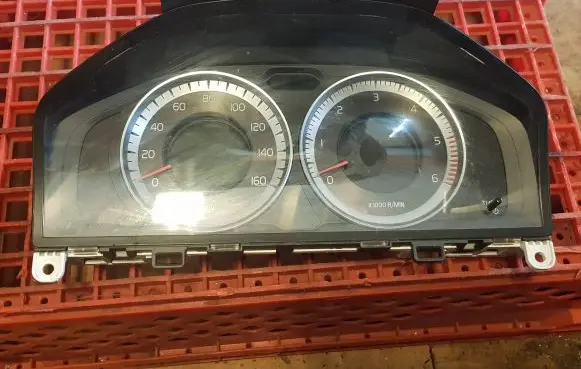 Volvo V60 Speedometer (instrument cluster) 36001841 31343330AA 69799630U