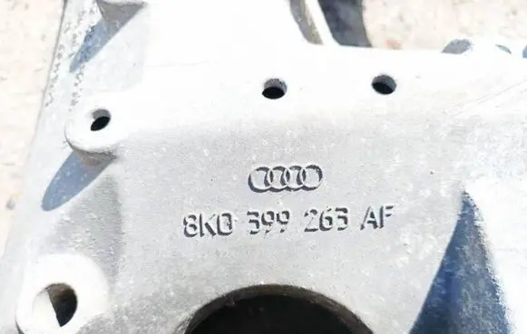 Engine mounting bracket