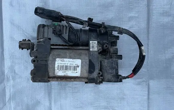 Jeep Grand Cherokee Pneumatic air compressor holding bracket 68204730AB 21193Z P68204730AB