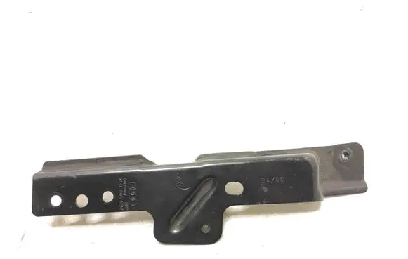 Audi Q7 4L Fender mounting bracket 4L0805697