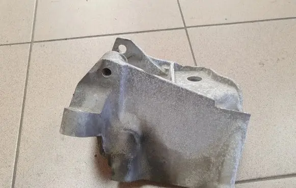 Volvo V70 Engine mounting bracket