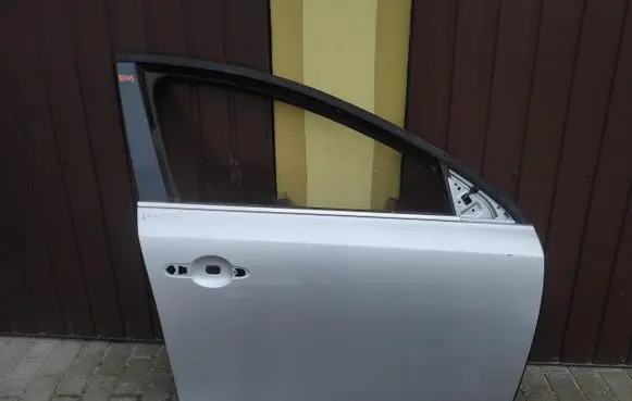 Renault Latitude (L70) Front door