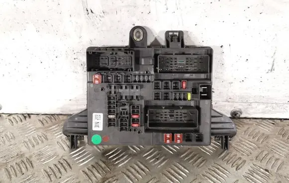 Opel Insignia A Fuse module 1327732102