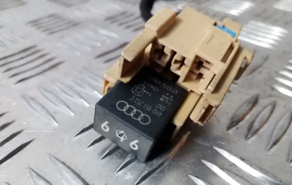 Volkswagen Touran II Other relay 4H0951253C 646