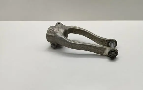 BMW 5 G30 G31 G38 Lower shock absorber bracket 6861199 686119903 100305607