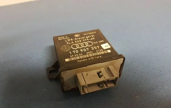 Volkswagen Jetta V Light module LCM 1T0907357 00010188 5LA00837960